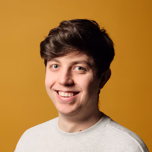 Dominik Bartosik ekspert shopify współzałożyciel kreatywnej agencji e-commerce Mercora Studio która tworzy sklepy na shopify i kreuje marki z charakterem 